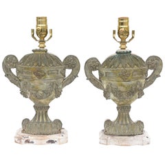 Paire de lampes en forme d'urne repoussées en bronze du 19ème siècle