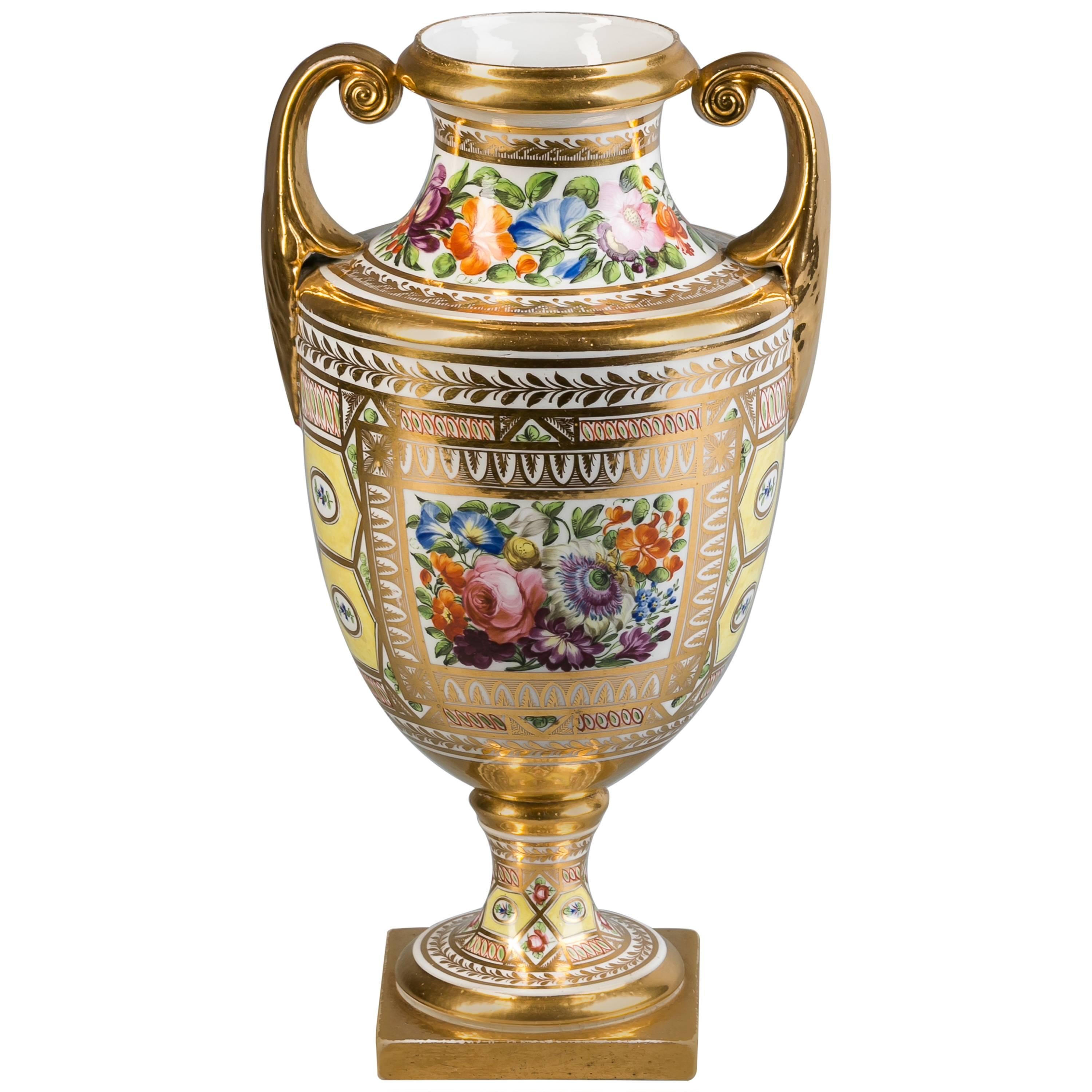 Urne en porcelaine anglaise à fond jaune, Coalport, vers 1820