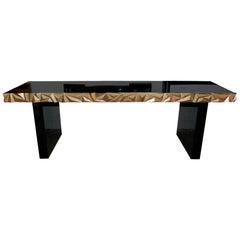 Grande table console « sculpturale » en laiton et laqué noir