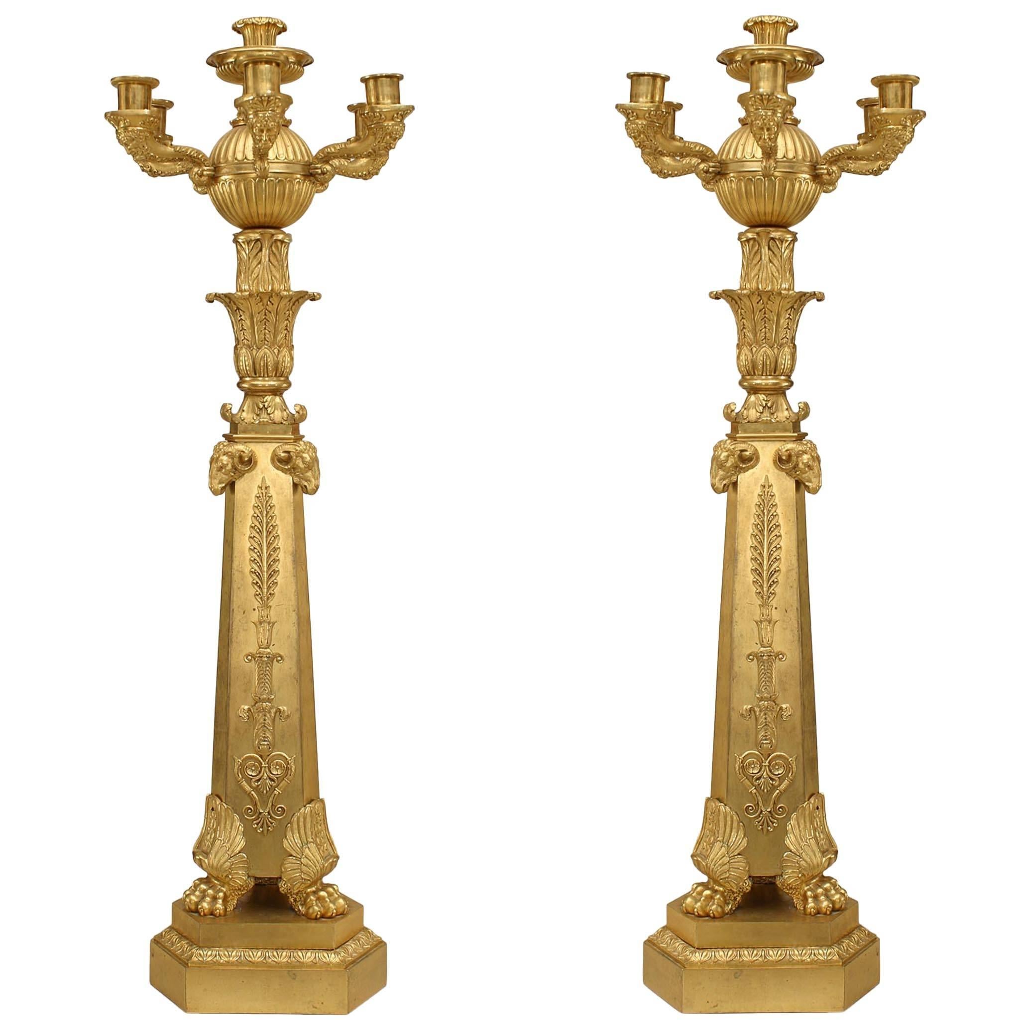 Paire de candélabres Empire français à tête de bélier en bronze doré en vente