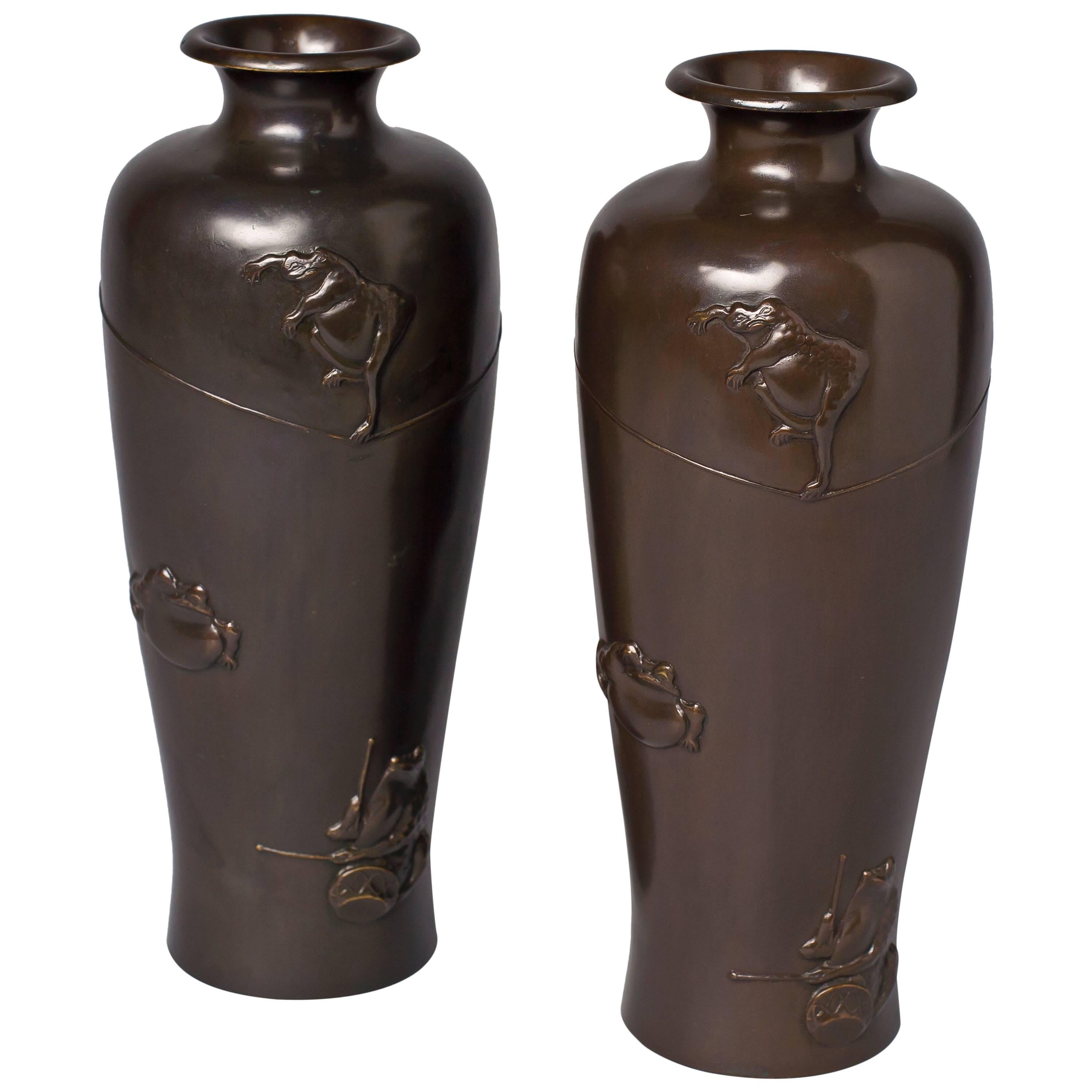 Pair of Japanese Vases with Frogs For Sale