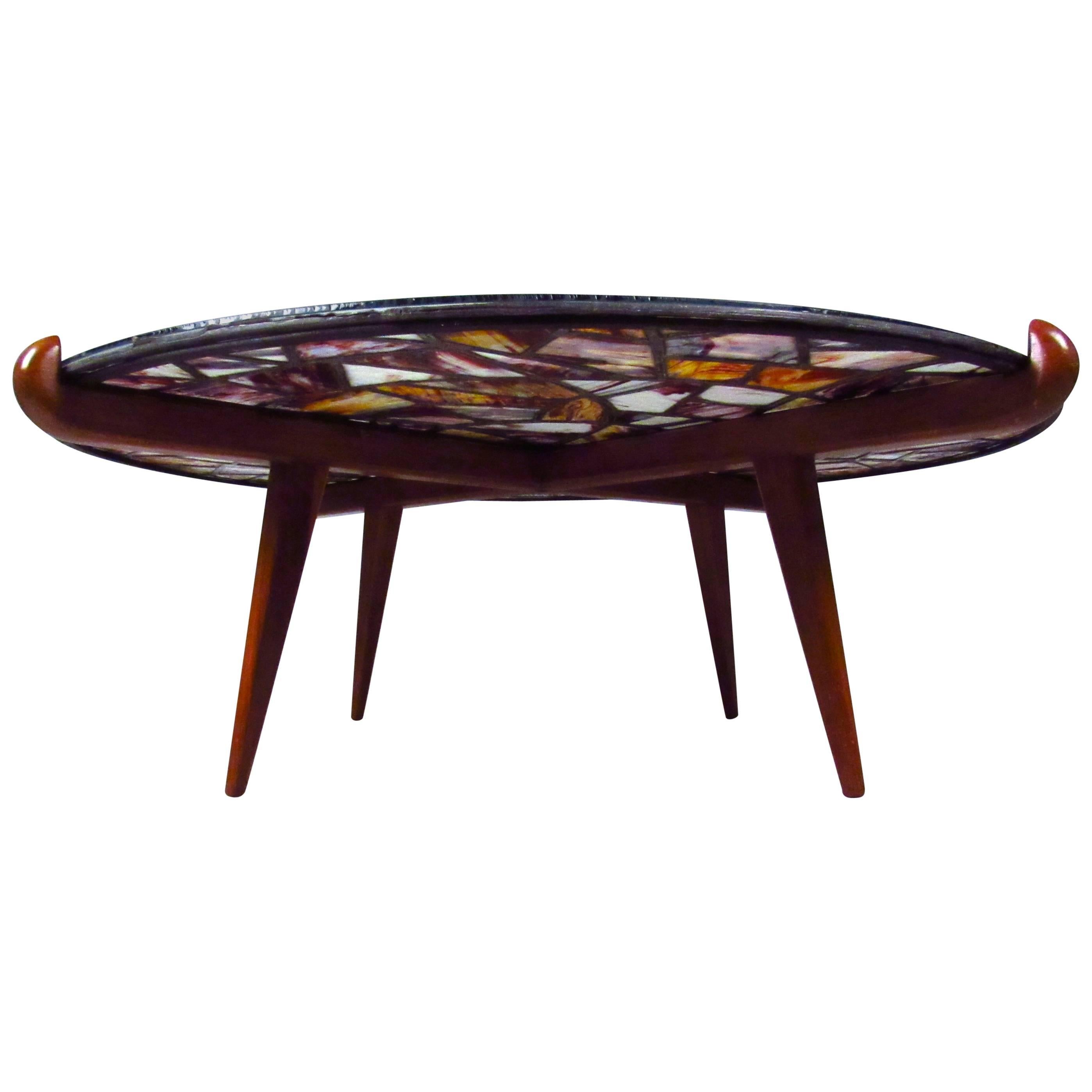 Dieser einzigartige Vintage-Tisch besteht aus einer bunten Glasmalerei und einer passenden Glasplatte, die beide in einem stilvollen, konischen Rahmen eingefasst sind. Der Sockel ist mit dem Zeichen des Handwerkers Walker Weed aus New Hampshire