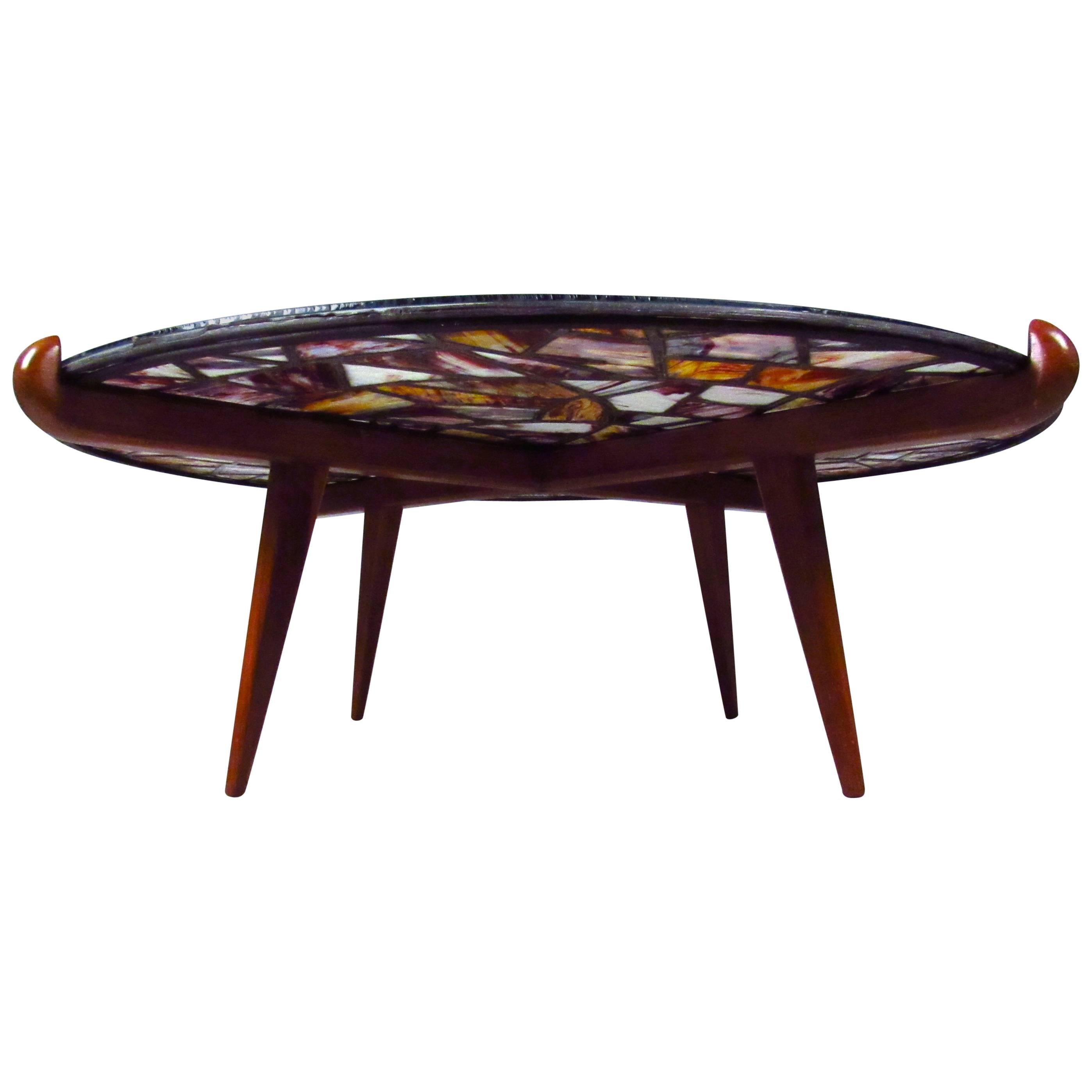 Cette table vintage unique présente un vitrail coloré surmonté d'un plateau en verre assorti, tous deux placés dans un cadre conique élégant. La base est marquée par l'artisan du New Hampshire, Walker Weed. Veuillez confirmer la localisation de