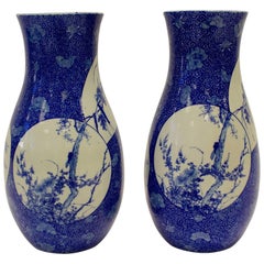 Paire de vases balustres japonais bleus et blancs avec panneaux en forme d'animaux