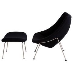 Oyster Pierre Paulin Artifort black lounge chair with footstool Dutch design