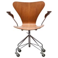 Arne Jacobsen Swivel Armchair 12