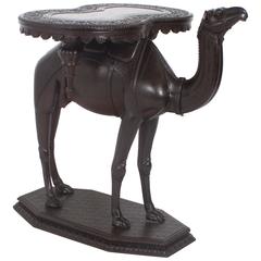 Table de chameau sculptée anglo-indienne avec plateau amovible