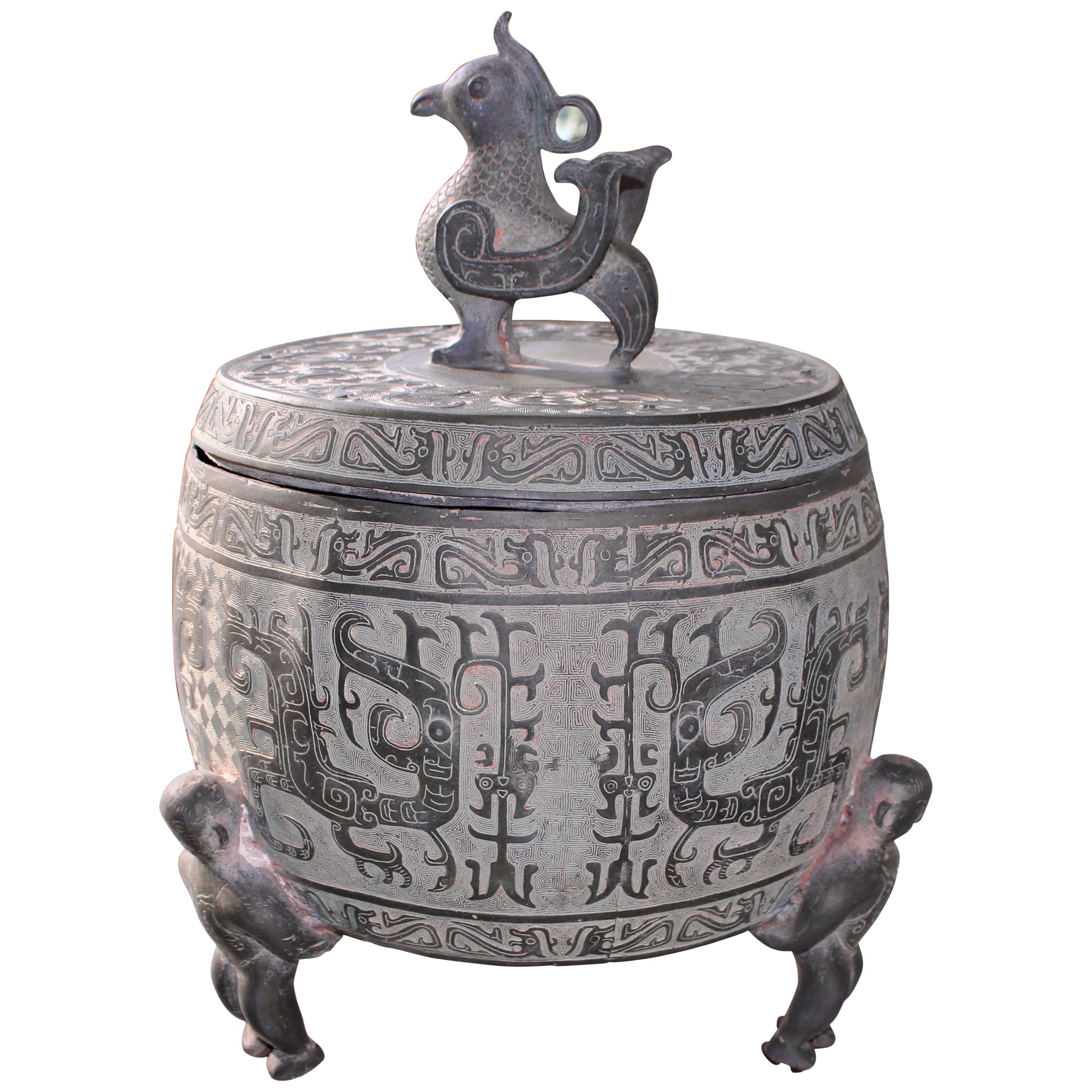 Chinesische Urne aus Messing in Fassform mit traditioneller archaischer Verzierung und Deckel