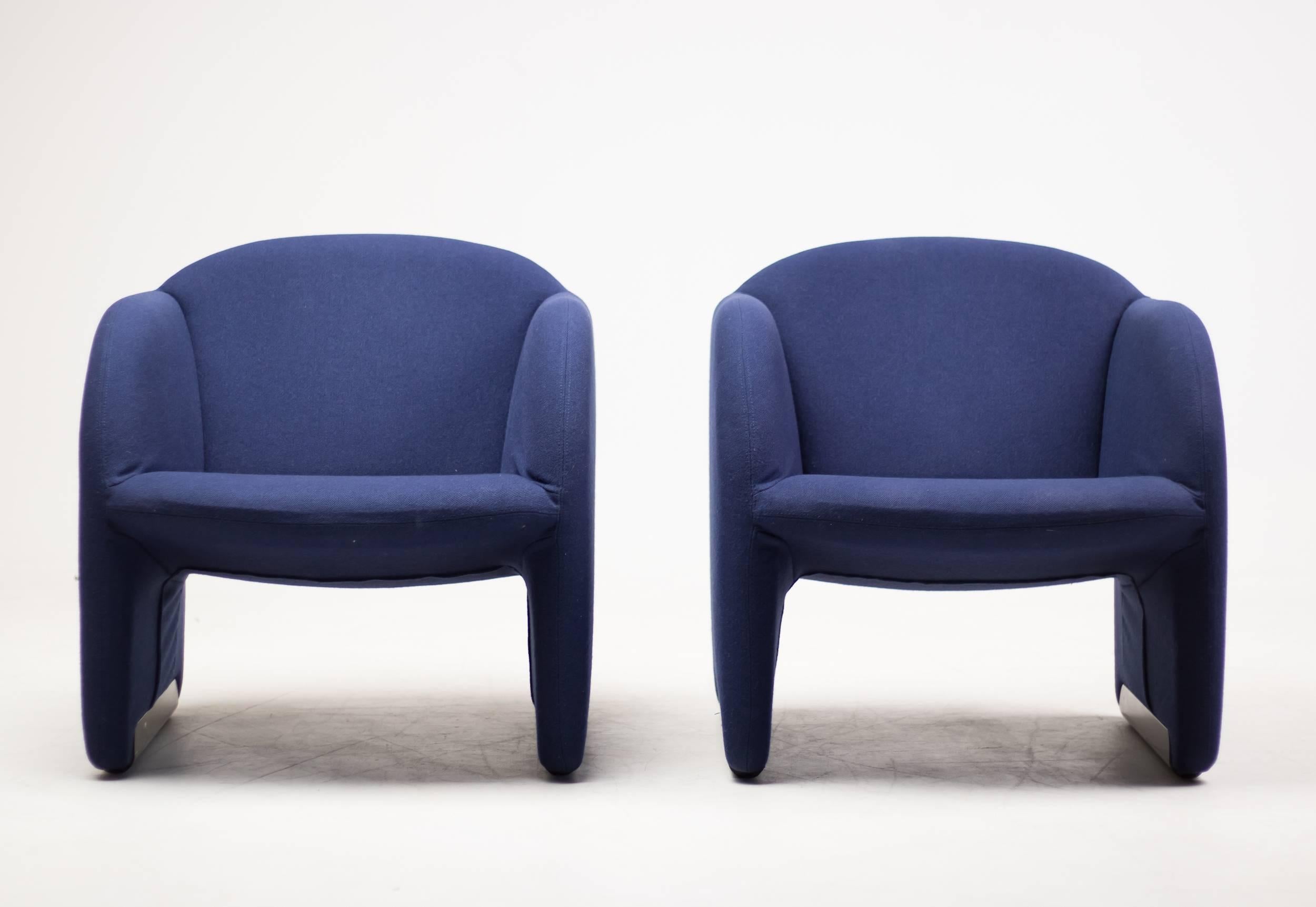 Set of two Ben armchairs a dark blue woolen fabric.
In the late 1960s and early 1970s French designer Pierre Paulin created several sculptural masterpieces for Dutch manufacturer Artifort.

Excellent fast and affordable worldwide shipping.
White