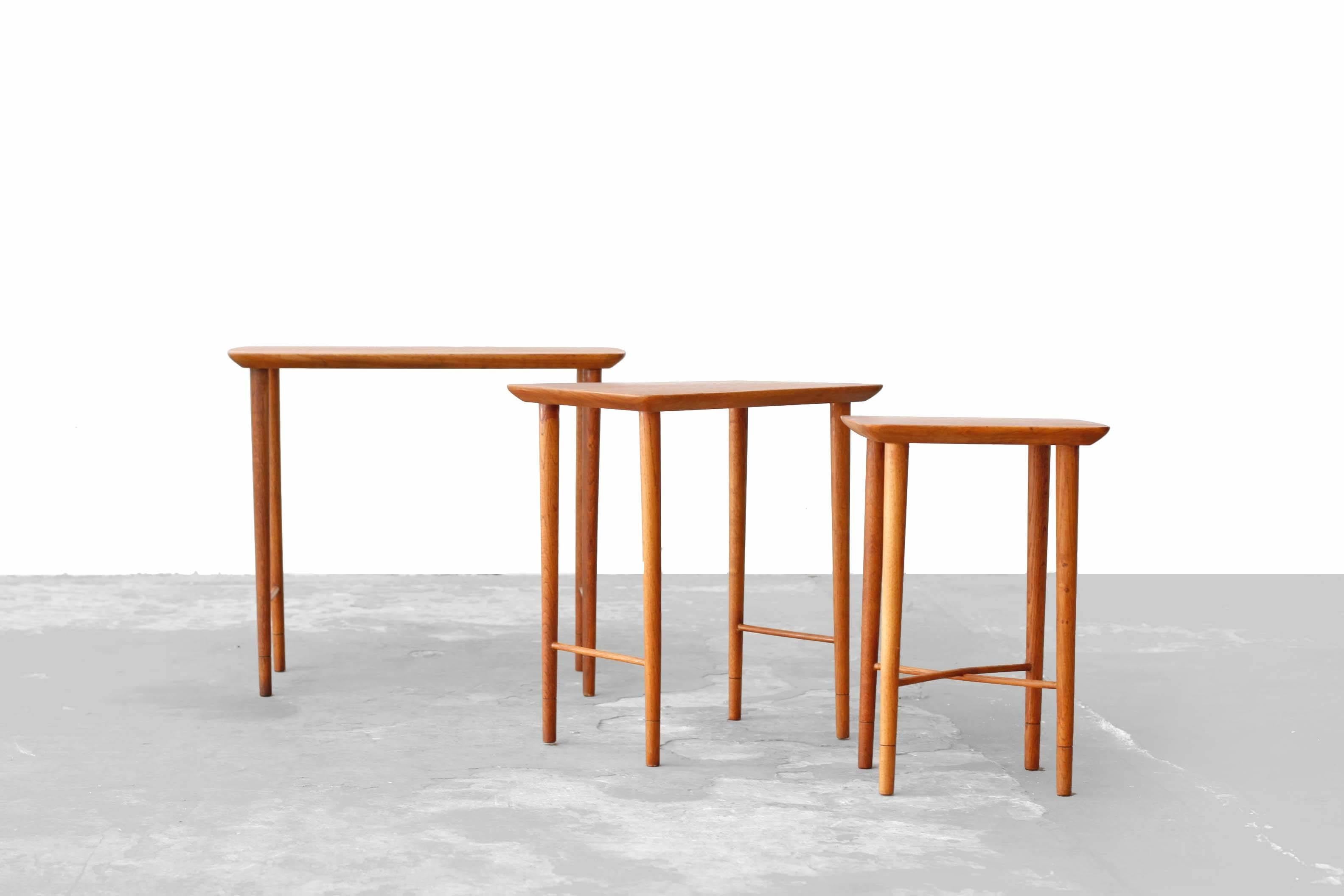 Beautiful teak and oak nesting tables.
Little wear consistent age and use.