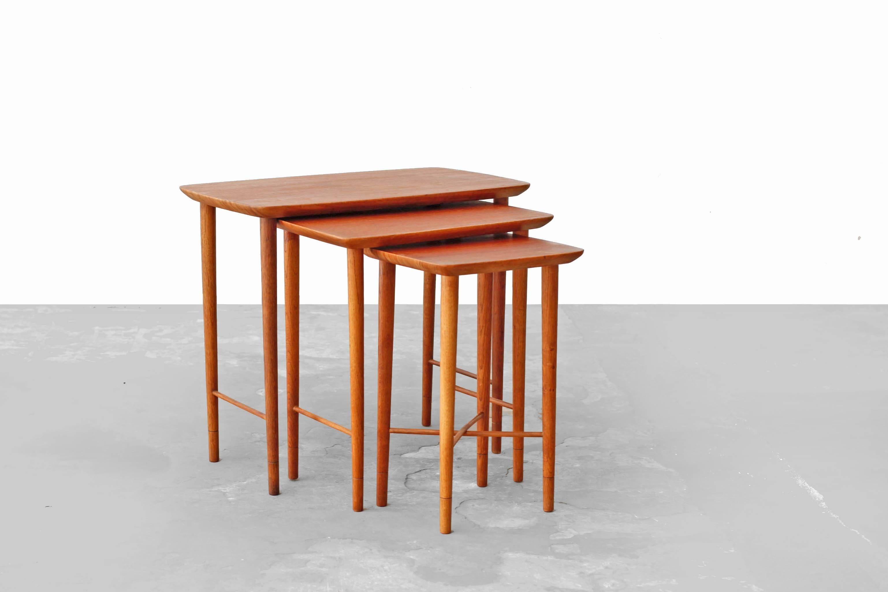 Danish Modern Teak and Oak Nesting Tables, 1960s In Fair Condition For Sale In Berlin, DE
