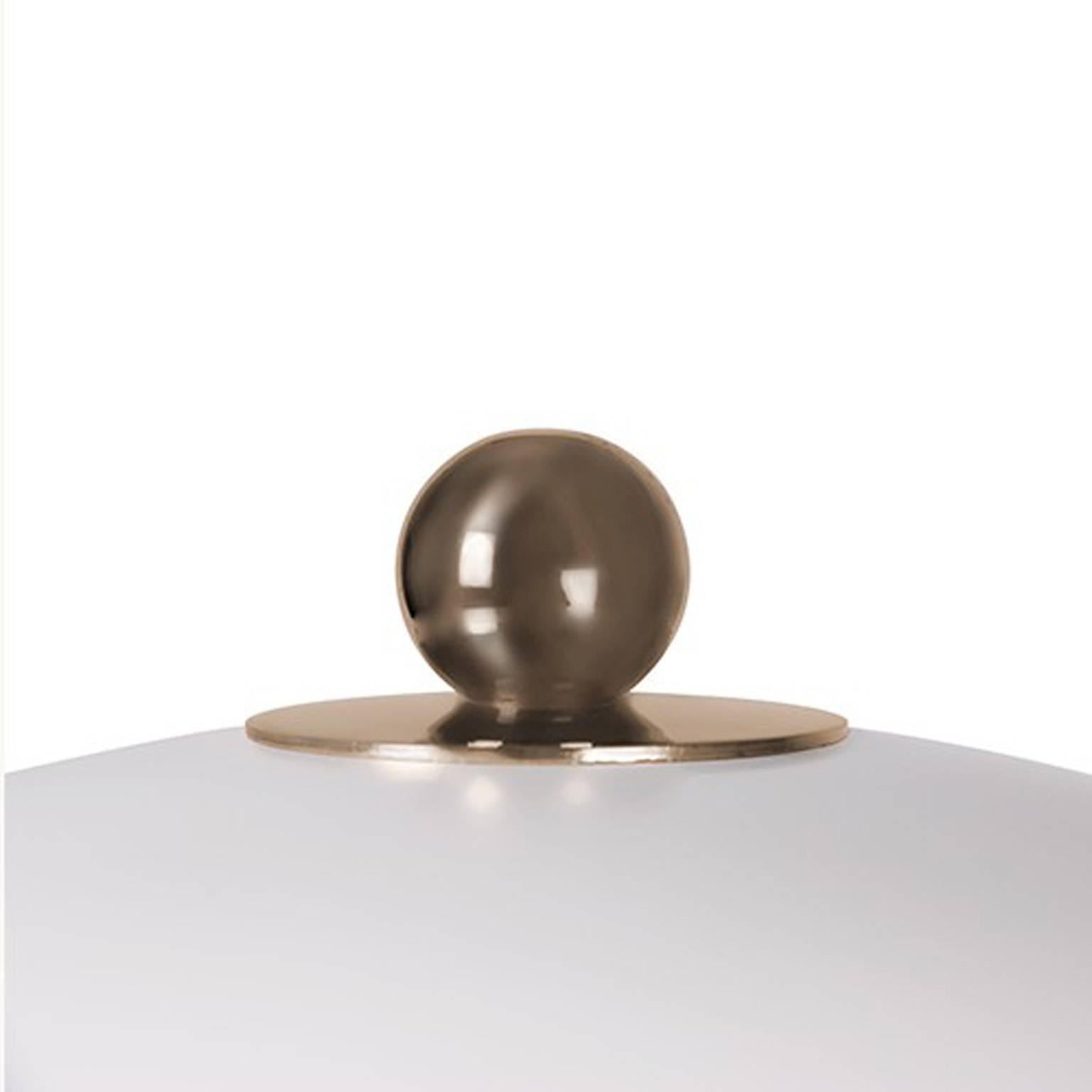 Turner table is simply a head turner. The arcs are made in brass with a copper finish and the top cover in aluminium lacquered in glossy white.