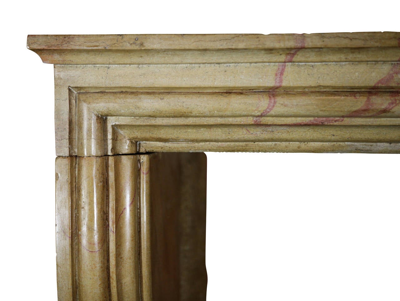 Diese hübsche Kamineinfassung aus Stein stammt aus dem 19. Jahrhundert und ist im Stil von Ludwig XIV. gehalten. An seinen Beinen wurden einige Restaurierungsarbeiten durchgeführt. 
Maßnahmen:
106 cm EW 41,73