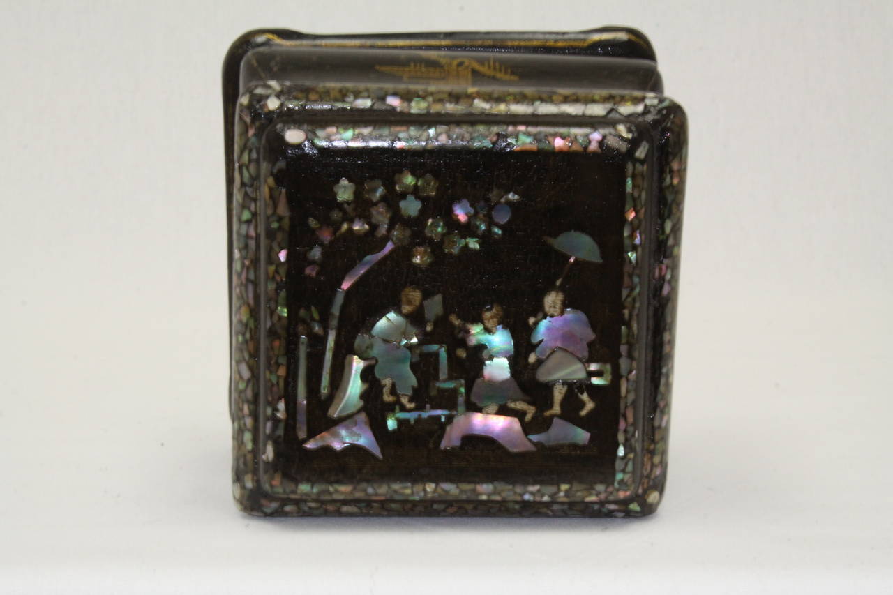 Asian Mother-of-Pearl Chinoiserie Tea Caddy In Excellent Condition For Sale In Raleigh, NC
