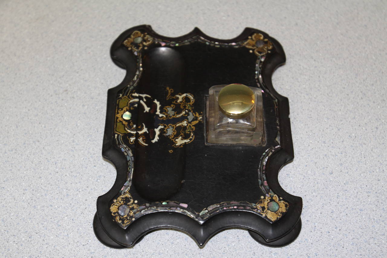 English 1890s Papier Mâché Inkwell with Mother-of-Pearl Inlay For Sale