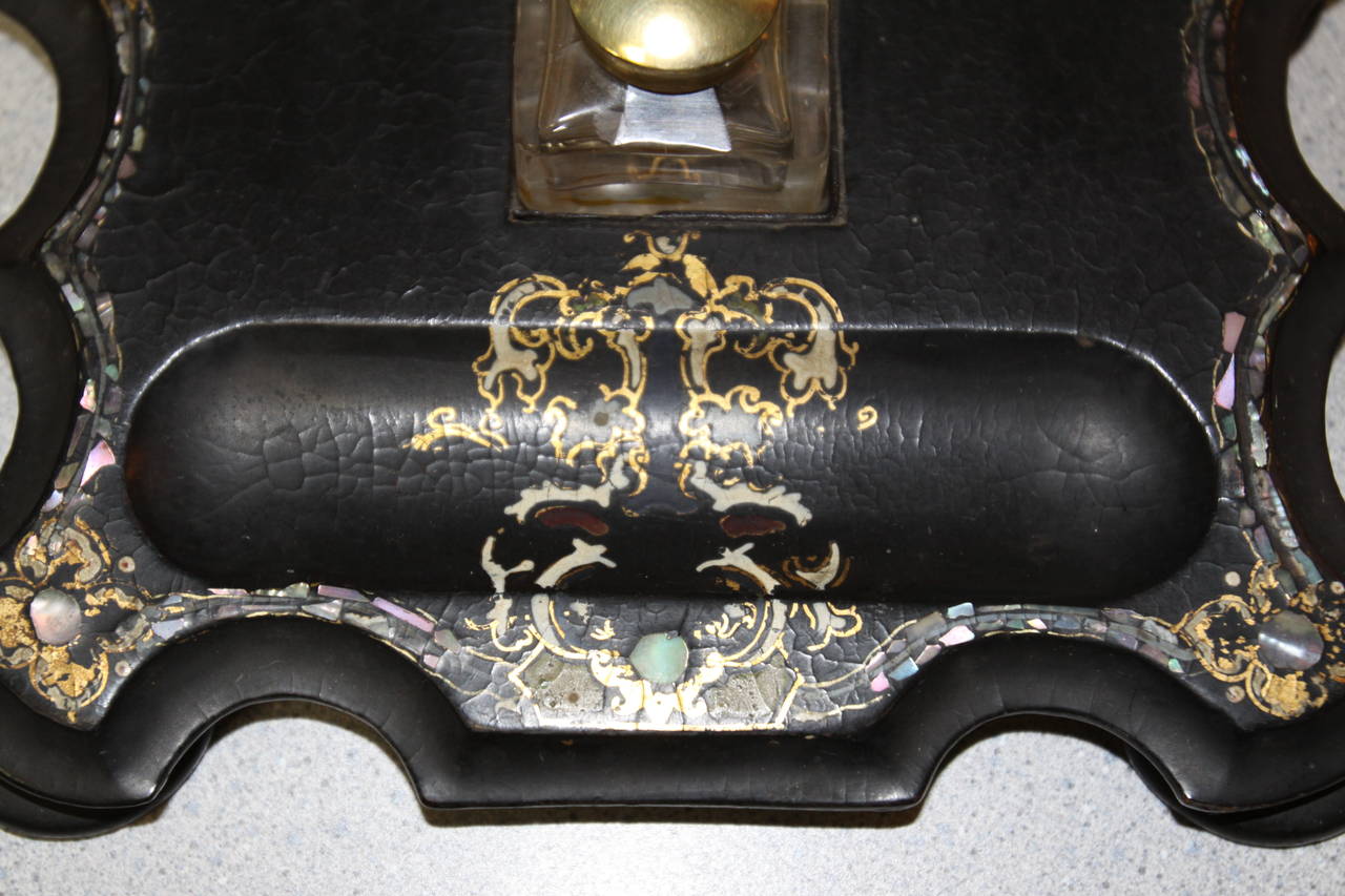 1890s Papier Mâché Inkwell with Mother-of-Pearl Inlay In Excellent Condition For Sale In Raleigh, NC