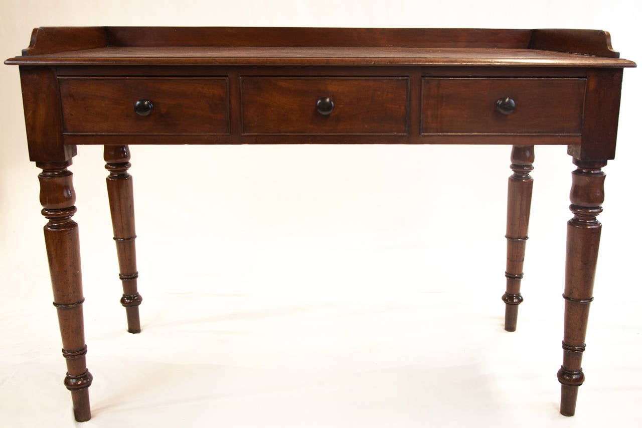 Wonderful Hepplewhite mahogany writing table.