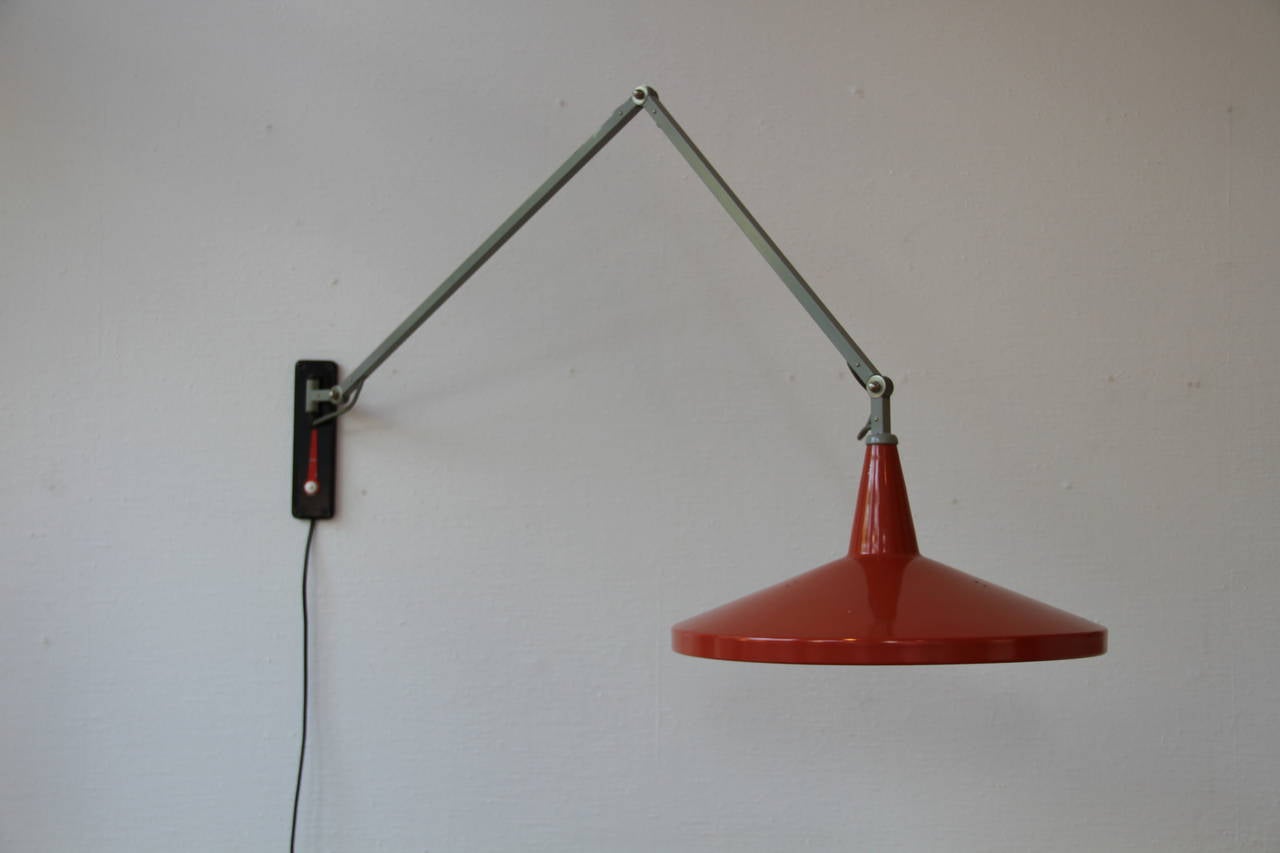 Wall lamp designed by Wim Rietveld.
This model is Panama edited by Gispen, circa 1950.
Adjustable arms and mobile reflector.