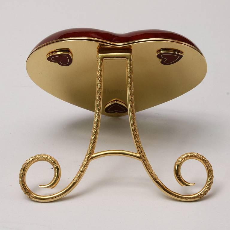 Laura G' Heart Ruby ist ein sehr süßer kleiner Fotorahmen, goldenes Silber mit Emaille Rubin Farbe, ein wunderbares Meisterwerk der Laura G Sammlung Art mit Herz Fotorahmen. Das Herz ist die Grundbedeutung der Sammlung, in der Sie Ihre lebendigen
