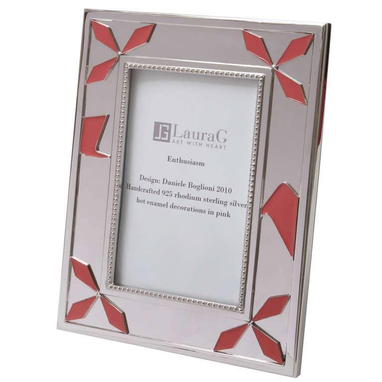 Enthusiasm is a photo frame one of a kind Art Deco in silver , a contemporary model of Laura G Art with Heart collection of photo  frames.The design is very clean and simple, a rectangular shape in silver with rhodium finishing and wonderful pink