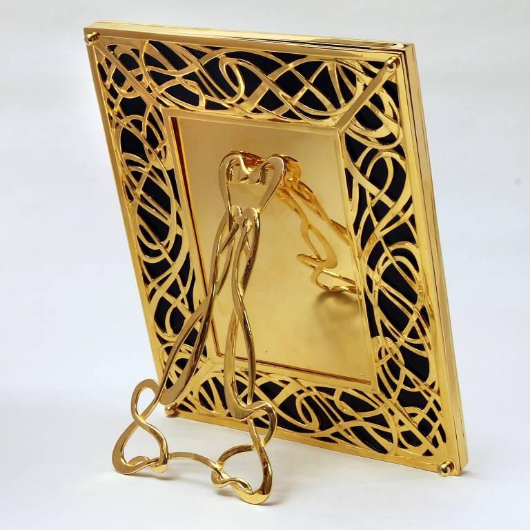Illumination is a rectangular golden silver photo frame with black marble designed by Laura G Art with Heart and it is decorated 360°, both front and back as every one of my picture frames..
A Classic Tiffany motif meanders in relief on a background