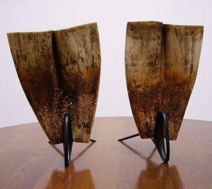 Paar Carl Aubock-Kerzenständer mit Hornschirmen (Moderne der Mitte des Jahrhunderts) im Angebot