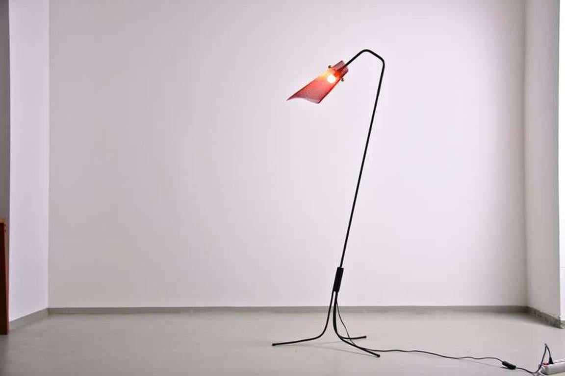 An excellent condition 1950s tripod floor lamp with red cage shade. With a bajonette fitting.