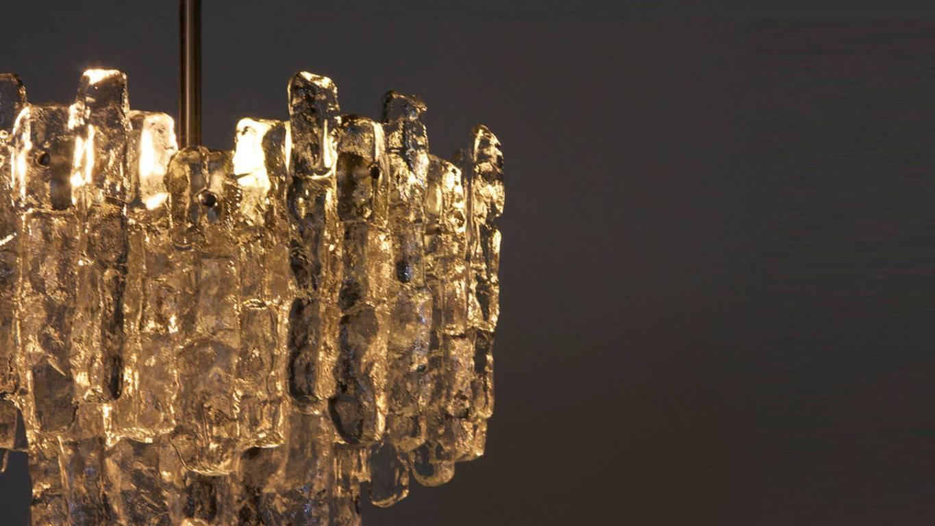 Milieu du XXe siècle Lustre viennois Kalmar Autriche en verre glacé des années 1960 en vente