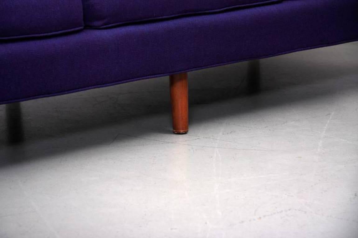 Mid-Century Modern Sofa by Harvey Probber in Purple Wool In Good Condition In Berlin, DE