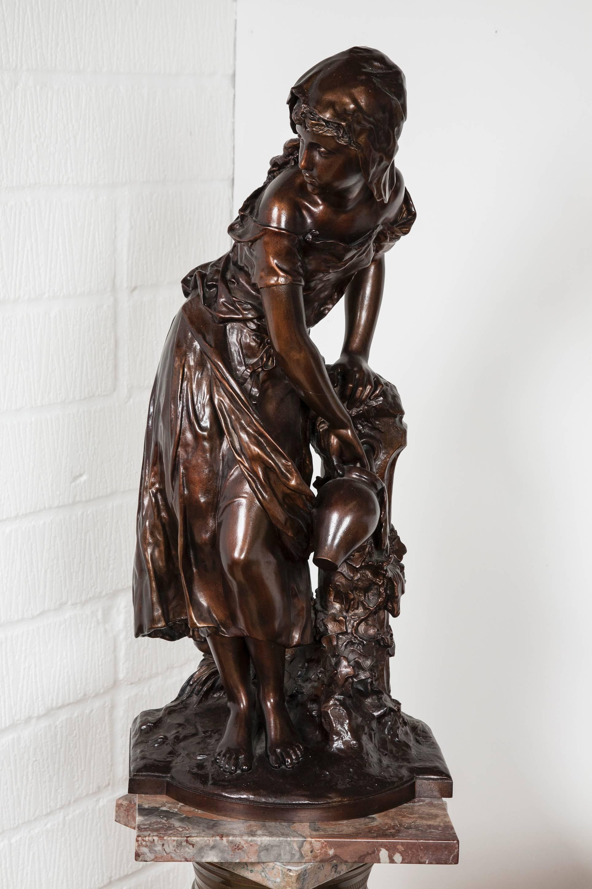Magnifique figure en bronze du XIXe siècle représentant une jeune fille près d'une fontaine remplissant une cruche.
Signé Moreau Math et poinçonné par la fonderie E. Colin & Cie Paris.