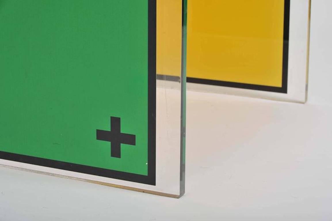 Une paire de chaises en plexi par Jean Charles de Castelbajac.

Influence de Mondrian.