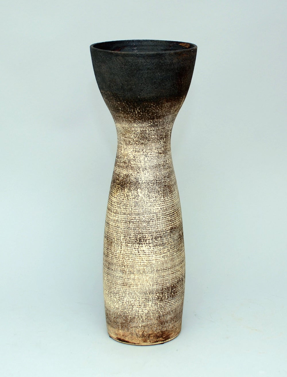 Hans Coper, own studio, UK.

Unique stoneware vase with matte off-white and dark brown glaze, incised lines to exterior, circa 1960s.