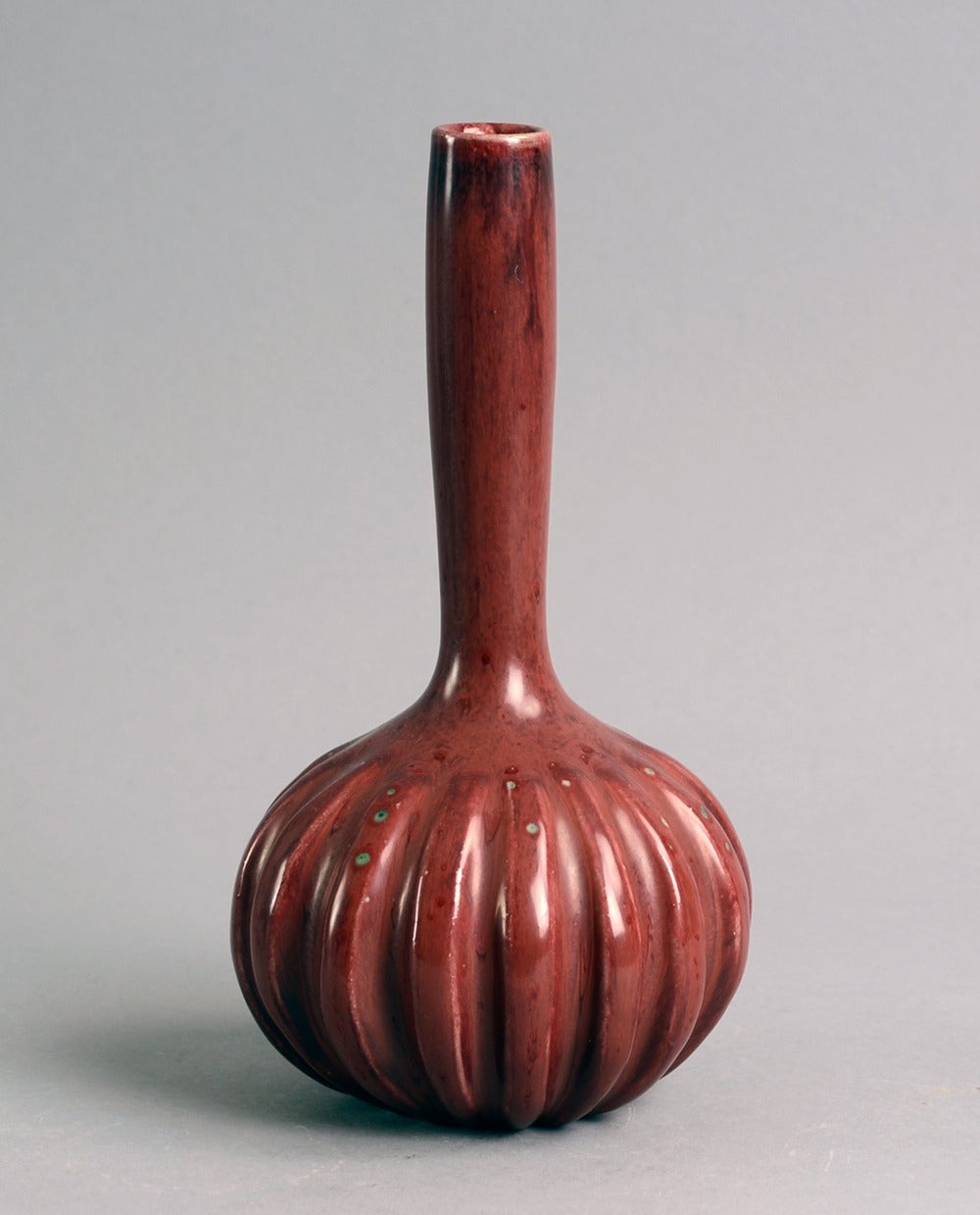 Scandinavian Modern Ribbed Long-Necked Gourd Vase with Oxblood Glaze by Axel Salto For Sale