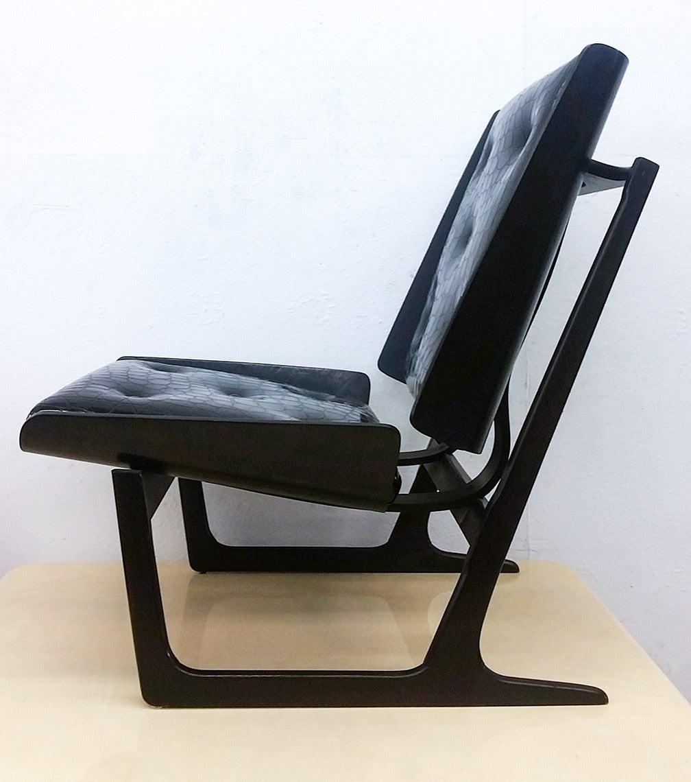 Magnifique chaise de salon danoise de la fin des années 1950, en forme de noyer courbé ébonisé, avec un nouveau revêtement en cuir verni à motif de crocodile. Cette chaise est très confortable et les photographies ne rendent pas justice à cet