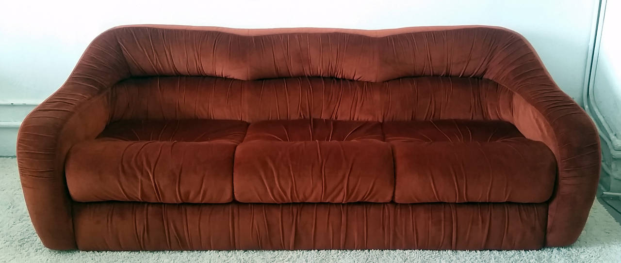 Italian Modern Style Velvet Sofa, 1970s In Excellent Condition In Culver City, CA