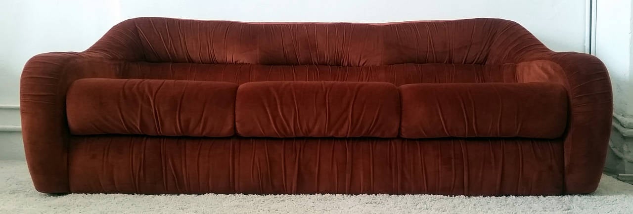 This 1970s velvet three-seat Italian modern style sofa is stylish, chic and comfortable! The sofa is in excellent condition and would look fabulous in any type of contemporary, modern or Hollywood Regency style environment!
