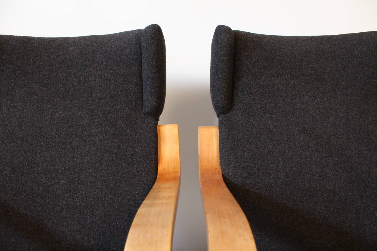 Rare Pair of  34/402 High Back Cantilever Wing Chairs by Alvar Aalto In Good Condition In Amsterdam, NL