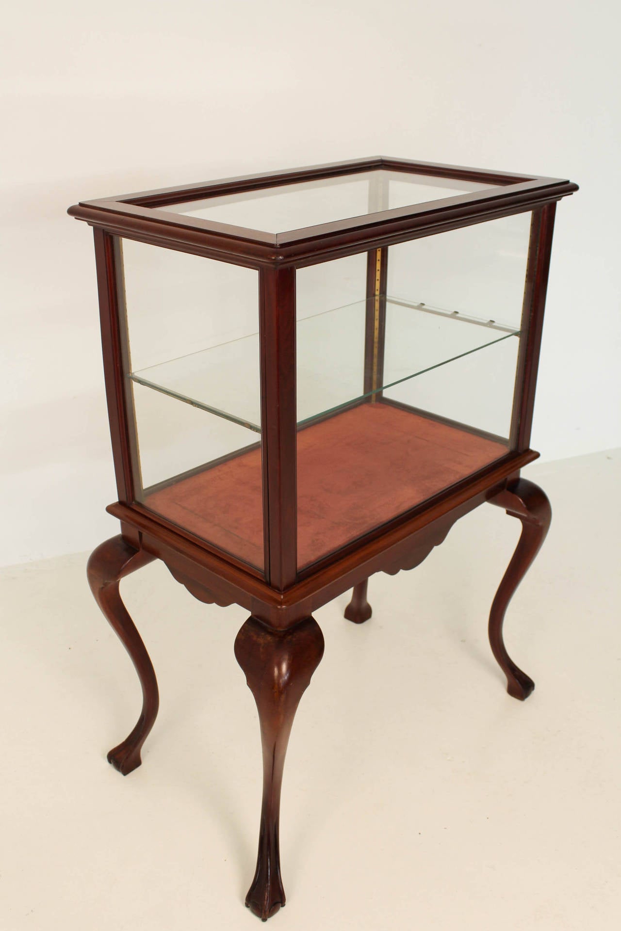 Fine mahogany Georgian style display cabinet on stand, circa 1900.
With two sliding doors on the left side and right side.
In good condition with a nice patina.
