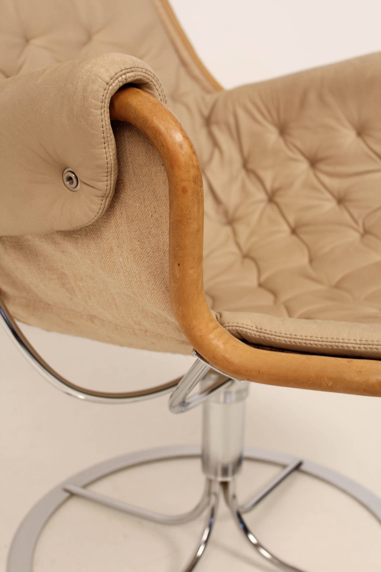 Original Jetson lounge swivel chair by Bruno Mathsson for Dux.
With chrome base,canvas backing and original leather upholstery and head rest pillow.Also available an extra original green olive fabric upholstery and head rest pillow.