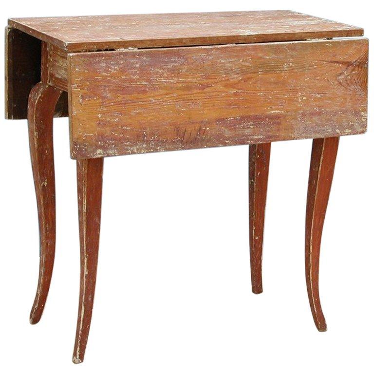Swedish Rococo drop-leaf table with elegant cabriole legs, circa 1760, Origin: Sweden, all original 18th century paint

This 18th century Swedish, Rococo drop-leaf table is multifunctional. With the leaves down it can work as a side table or