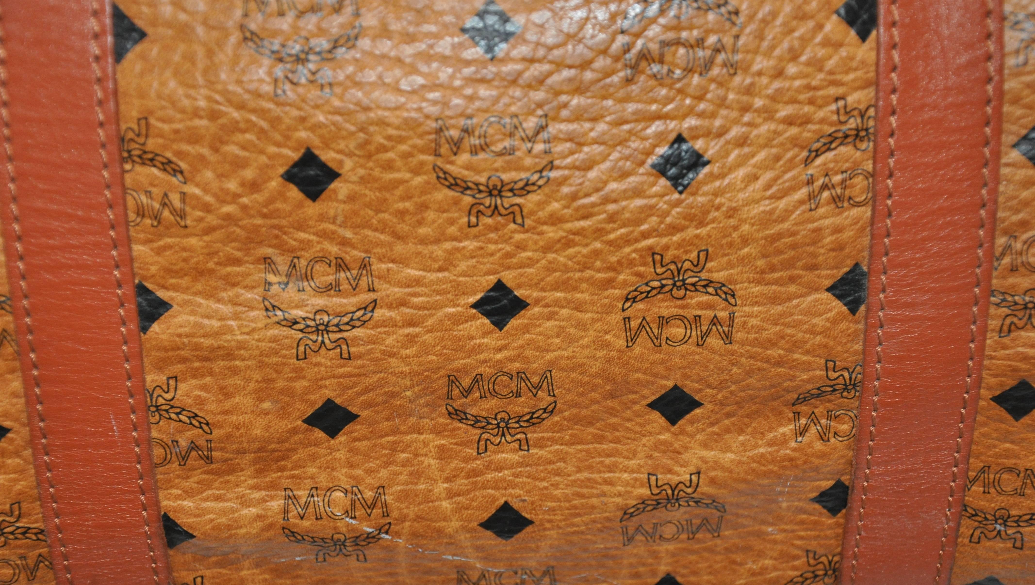 MCM Große Signature Zipper Top Reisetasche im Angebot 1