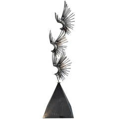 Skulptur „Vogel im Flug“ von Curtis Jere