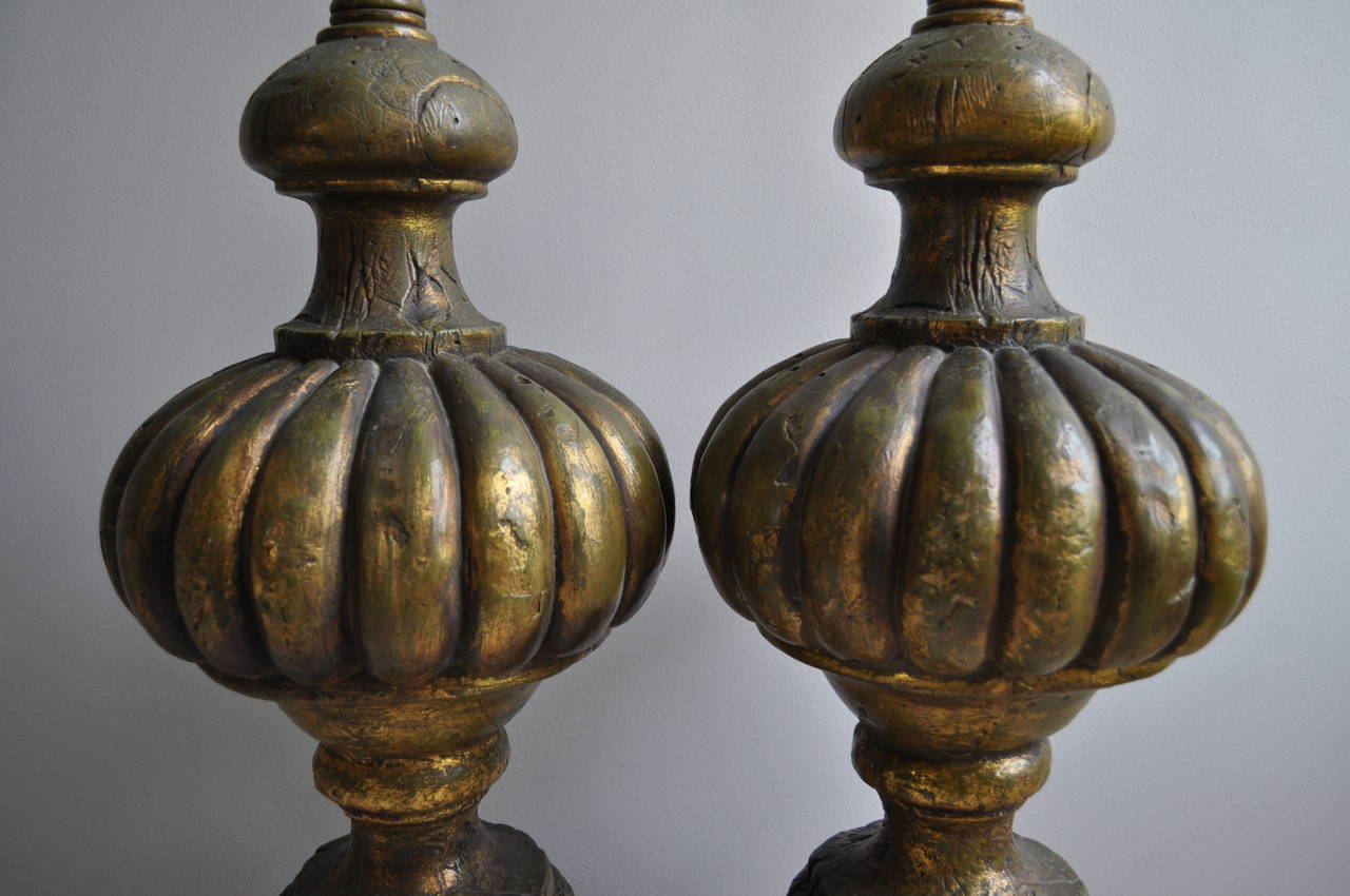 Incredibile coppia di monumentali lampade da tavolo alte con etichette originali in carta Chapman blu. Le caratteristiche includono la vernice dorata originale con bellissimi dettagli intagliati a mano sui corpi in legno e gesso, strutturalmente