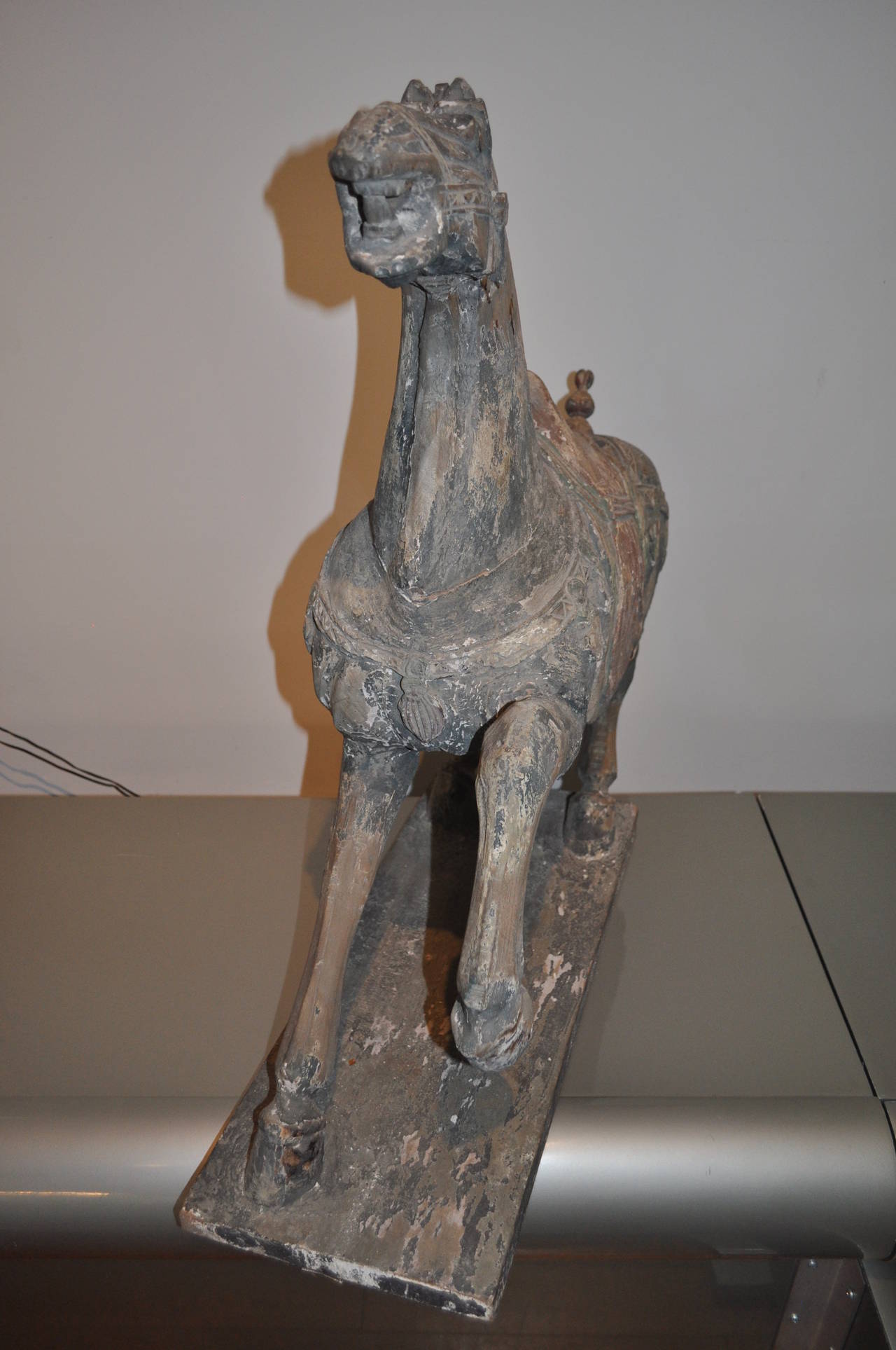 Grand cheval Tang en bois sculpté polychrome  Bon état - En vente à Lambertville, NJ