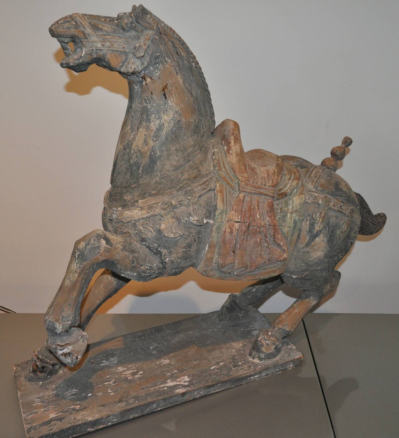Sculpté Grand cheval Tang en bois sculpté polychrome  en vente