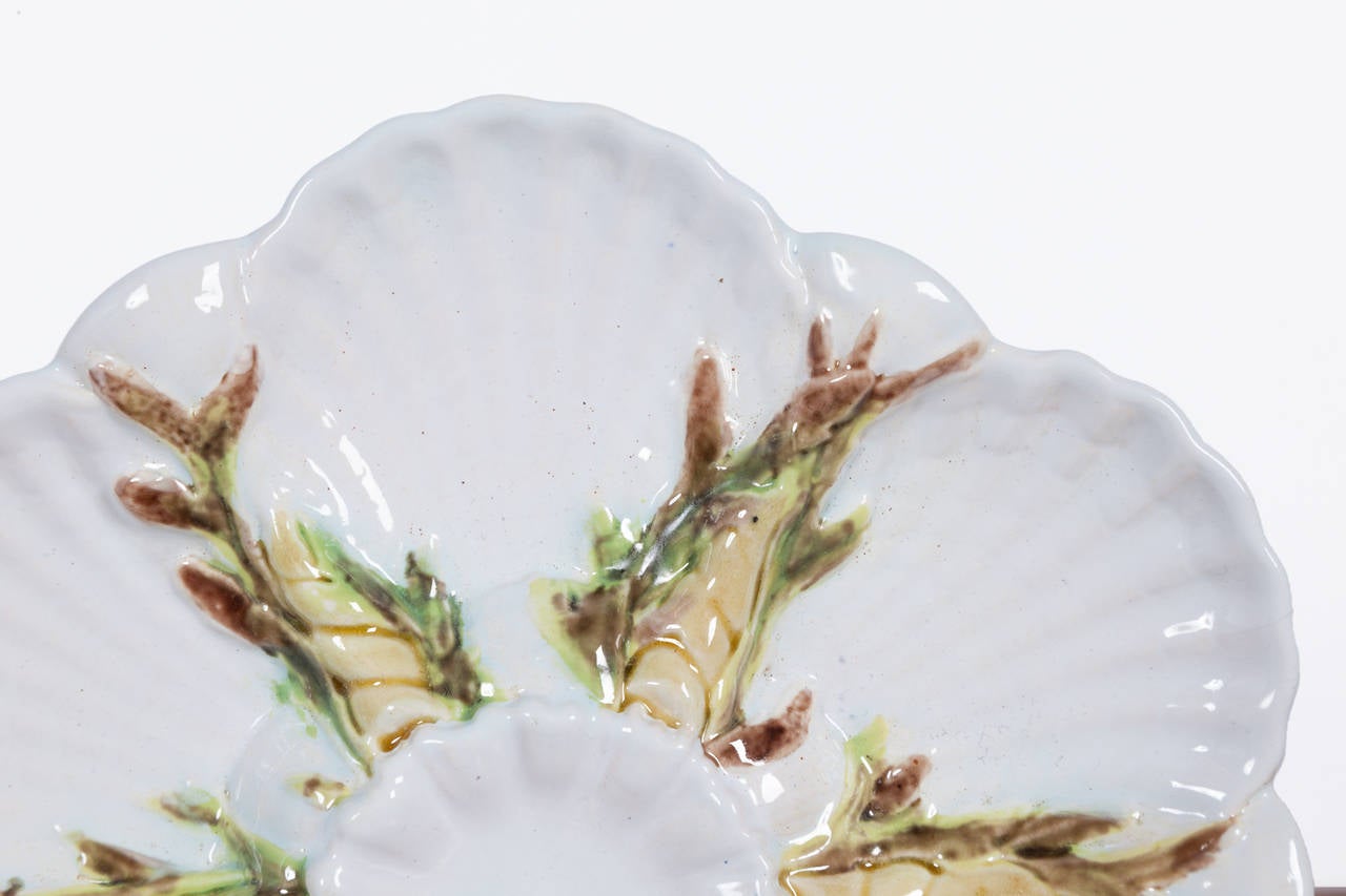 Pair of George Jones Majolica Oyster Plates, England circa 1875 In Excellent Condition In Chappaqua, NY