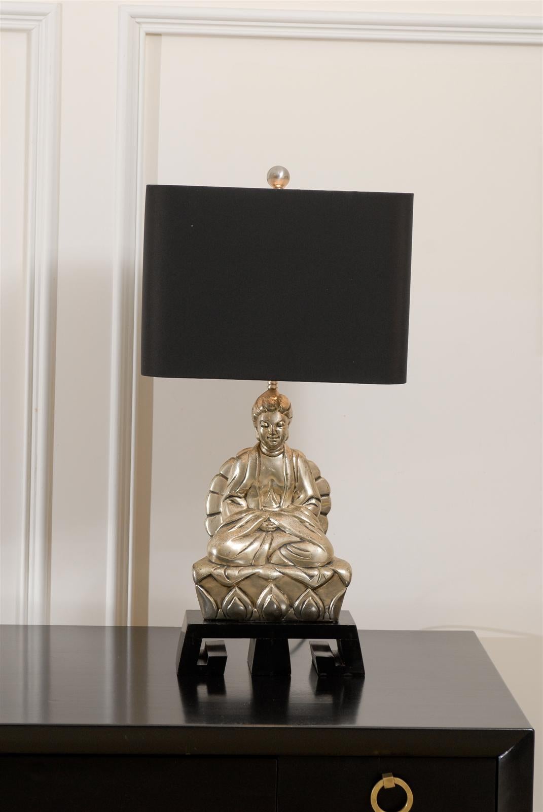 Inconnu Elégante paire de lampes asiatiques coulées sur socle en forme de clé grecque en vente