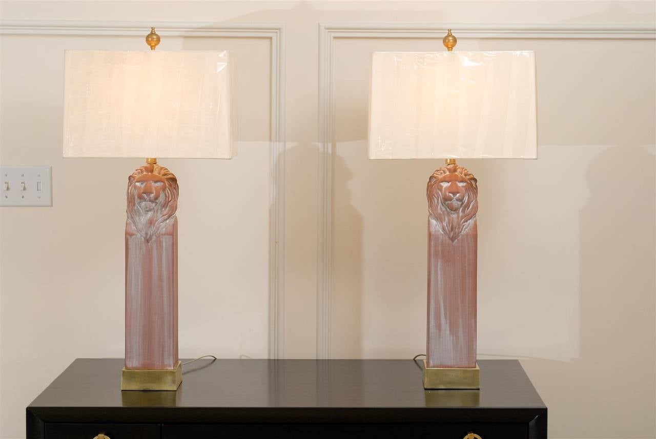 Restaurierte Löwenkopf-Lampen aus Terrakotta und Messing, um 1970, edles Paar im Zustand „Hervorragend“ im Angebot in Atlanta, GA