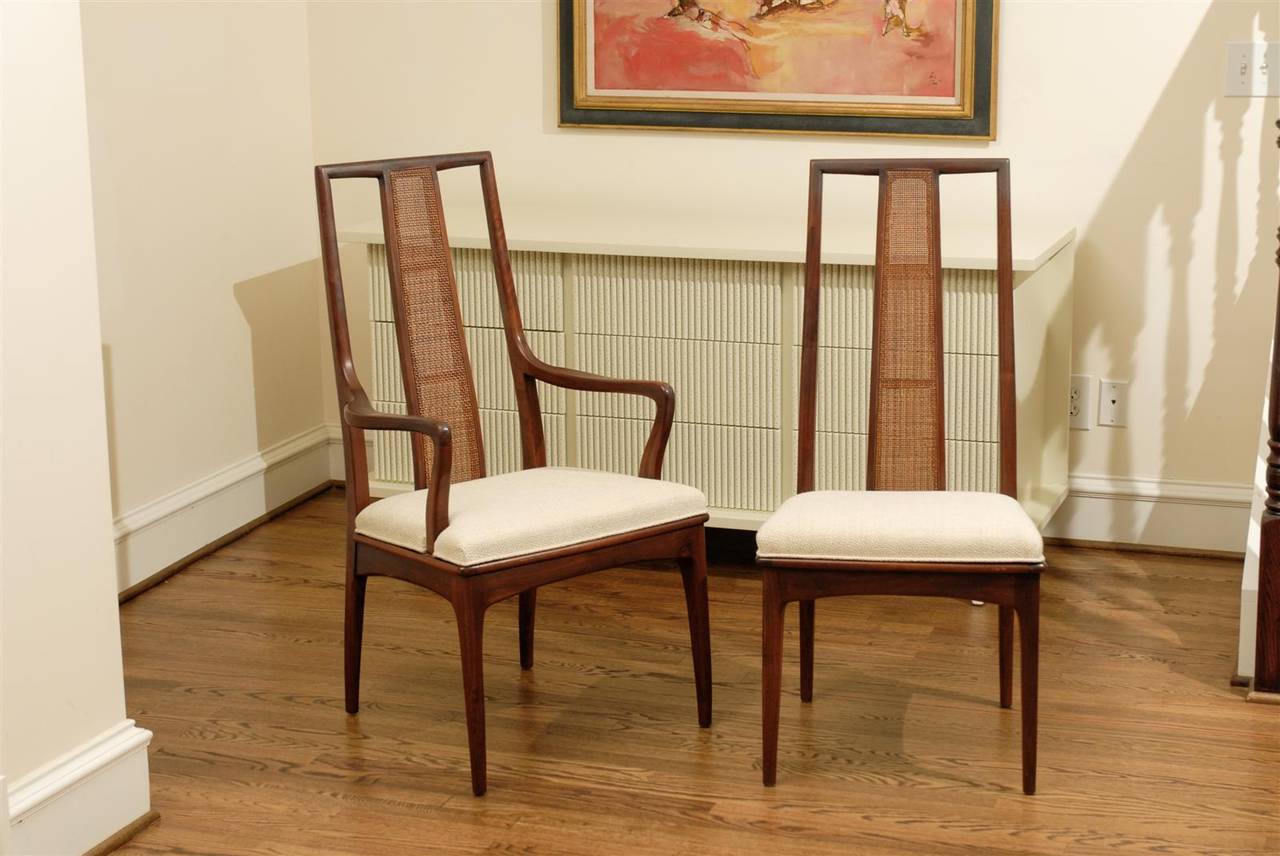 Mid-Century Modern Ensemble élégant de six chaises de salle à manger en noyer et rotin par John Stuart en vente