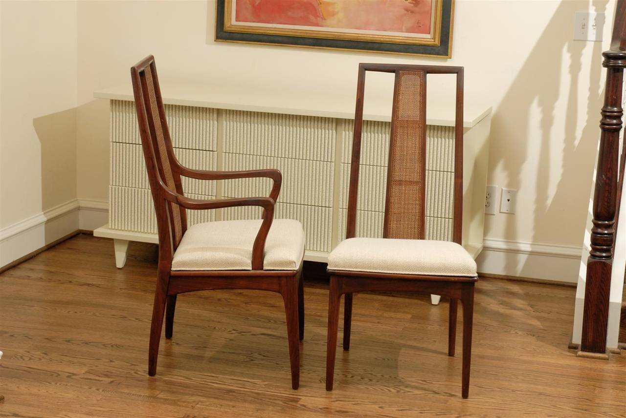 Elegante set di sei sedie da pranzo in noce e canna di John Stuarts In condizioni ottime in vendita a Atlanta, GA